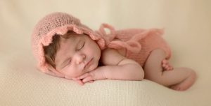 Foto de un bebe en sesión de fotos newborn
