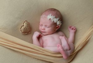 Foto de un bebe en sesión de fotos newborn