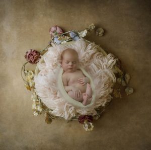Foto de un bebe en sesión de fotos newborn