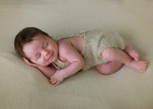 Foto de un bebe en sesión de fotos newborn