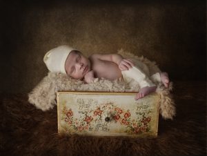 Foto de un bebe en sesión de fotos newborn