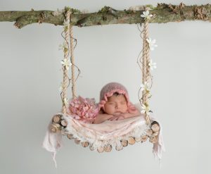 Foto de un bebe en sesión de fotos newborn